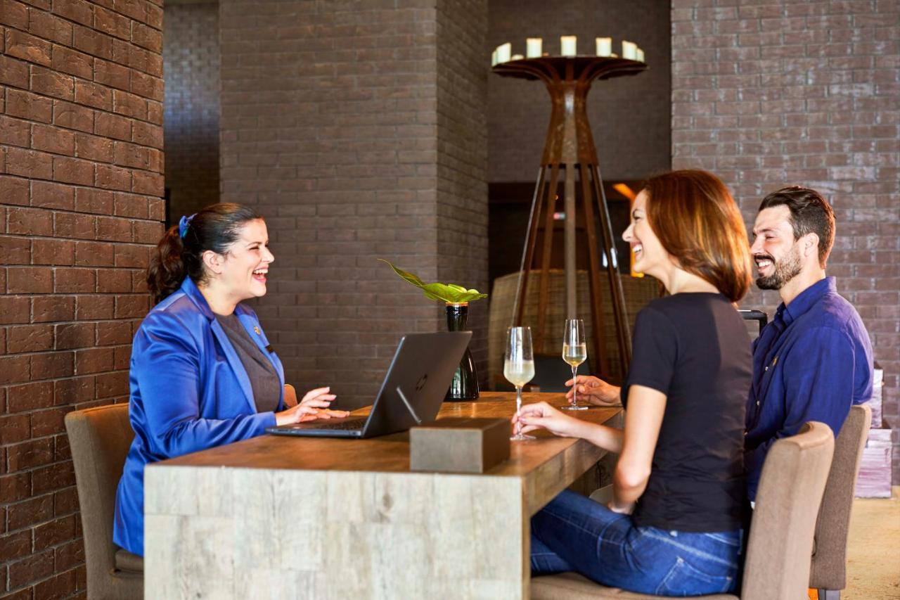 Saccharum - Resort And Spa - Savoy Signature Calheta  Luaran gambar A financial advisor meets with a couple.