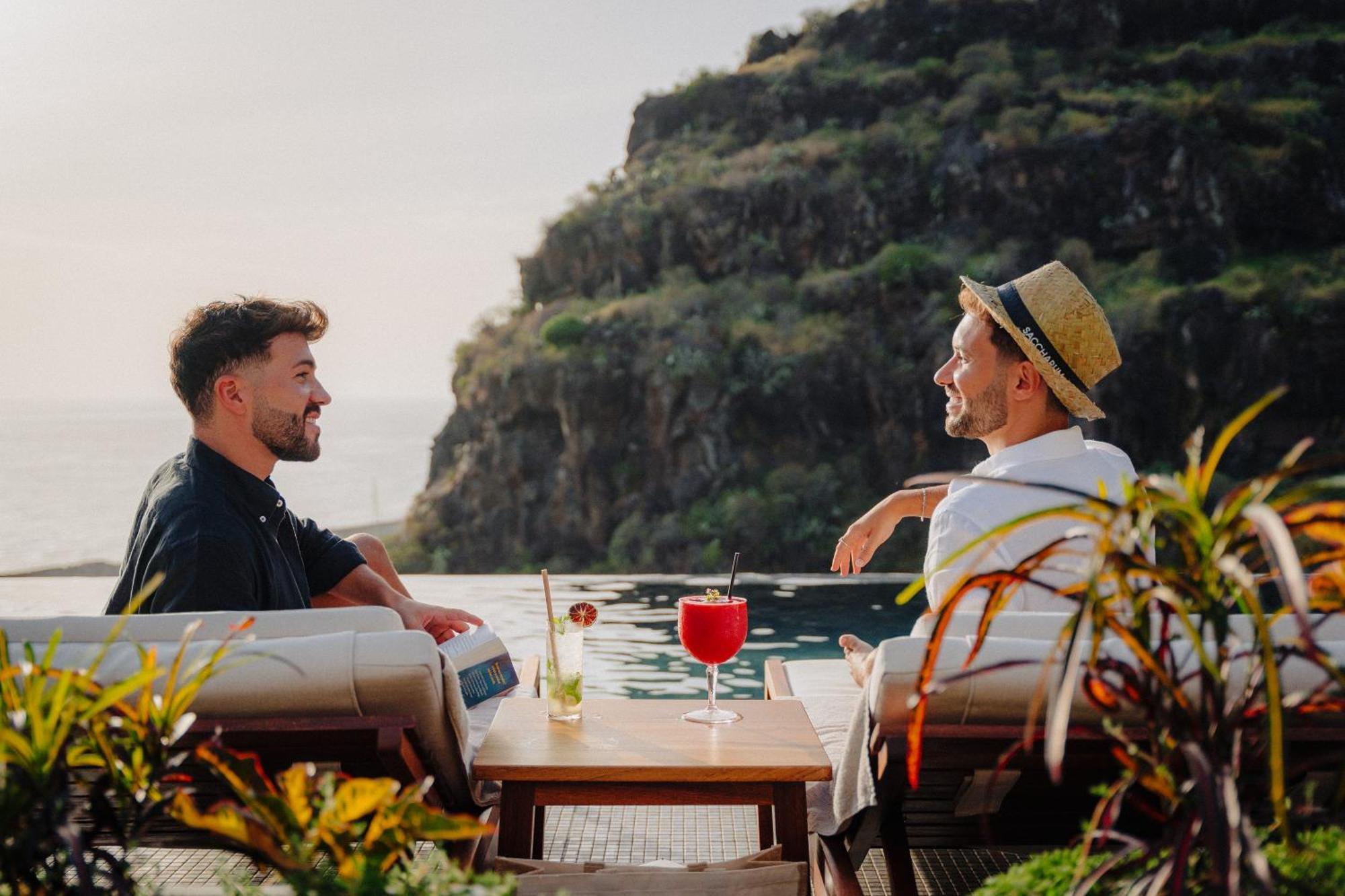 Saccharum - Resort And Spa - Savoy Signature Calheta  Luaran gambar Two men drinking cocktails